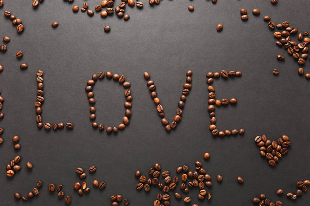 Вид сверху буквы любви, слово, сделанное из кофейных бобов на черном ба
 - Фото, изображение