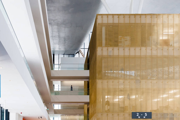 Moderni toimistorakennus sisustus puupaneelit ja portaat
 - Valokuva, kuva