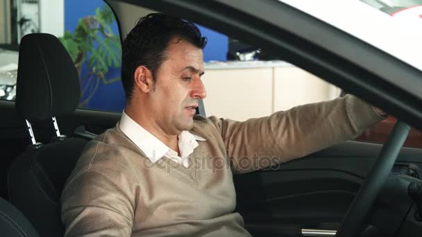 Ο ικανοποιημένος άνθρωπος δείχνει τα κλειδιά σε ένα νέο αυτοκίνητο - Πλάνα, βίντεο