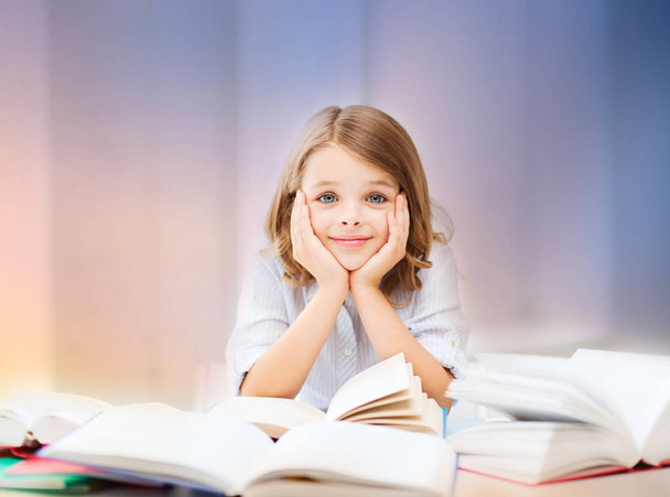 student girl reading book - Foto, Imagem
