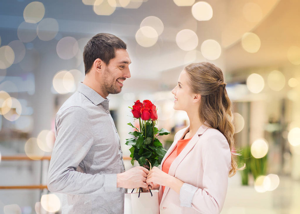 happy young couple with flowers in mall - Foto, immagini