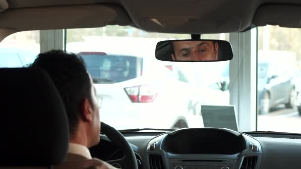 Een gelukkig mens bereidt zijn eerste reis op een nieuwe auto te maken - Video