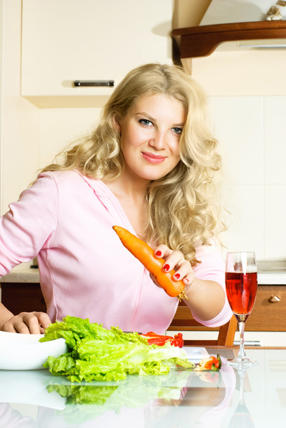Woman making salad - Фото, зображення