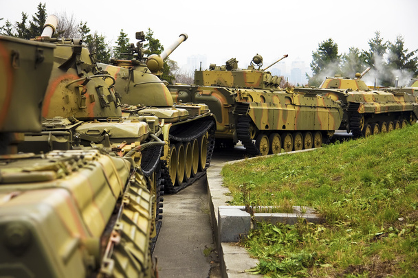 Columna de tanques, acción militar
 - Foto, Imagen