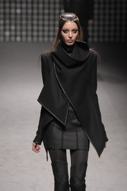 PARIS, FRANCE - MARCH 02: A model walks the runway during the Gareth Pugh Ready to Wear Fall Winter 2011 show as part of the Paris Fashion Week on March 02, 2011 - Zdjęcie, obraz