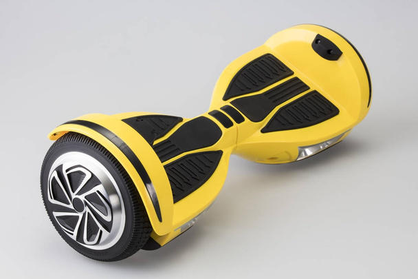 Żółty gyroscooter na białym tle - Zdjęcie, obraz