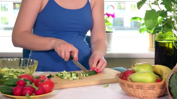 Těhotná dívka ruce připravit salát z okurky zelenina - Záběry, video