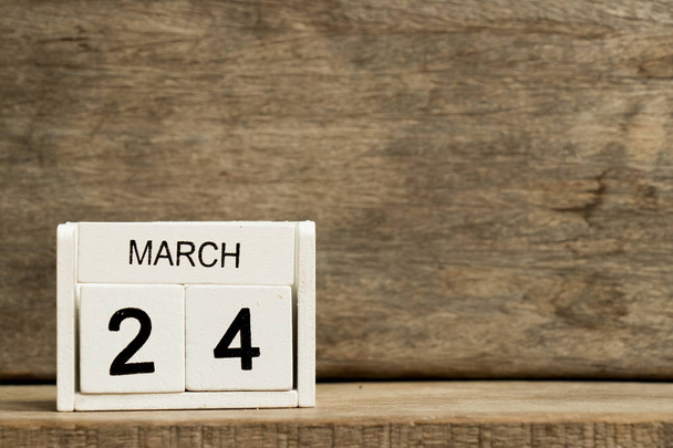現在の日付から 24 と月 3 月木材の背景に白いブロック カレンダー - 写真・画像