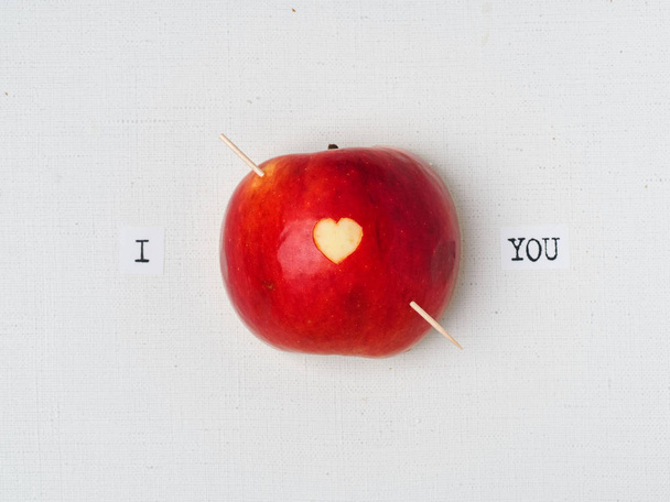 Hart snijden op apple - Foto, afbeelding