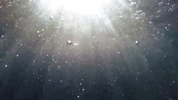 Sonnenstrahlen und Blasen unter dem Wasser - Filmmaterial, Video