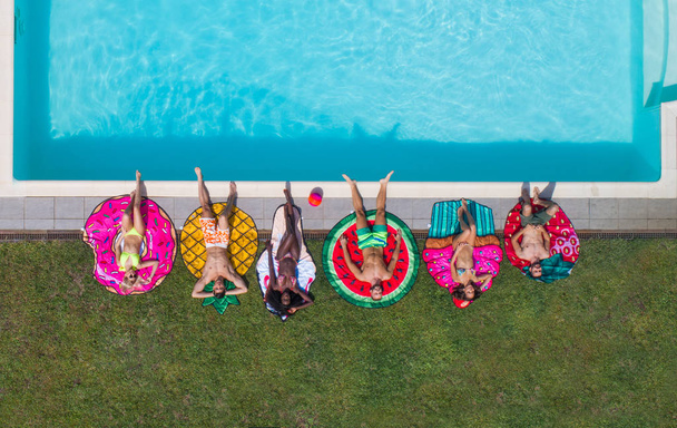 Amigos divirtiéndose en una piscina
 - Foto, Imagen