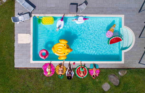 Amigos divirtiéndose en una piscina
 - Foto, Imagen