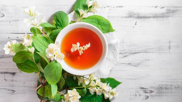 Tasse de thé vert avec des fleurs de jasmin
 - Photo, image