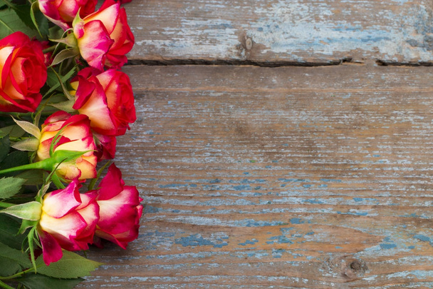 木製ボード上の赤いバラ、バレンタインデーの背景 - 写真・画像