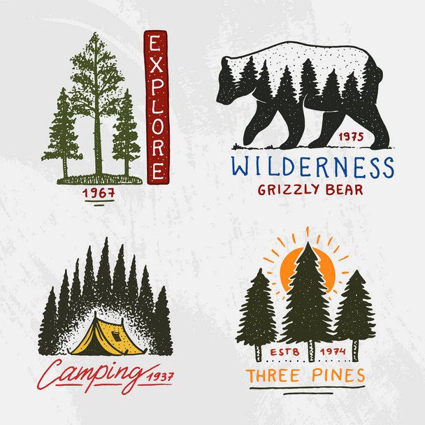針葉樹林、山および木のロゴ。キャンプと野生の自然。松の木と丘の風景。ラベルのエンブレムやバッジ、テントの観光旅行。刻まれた手の古いビンテージ スケッチの描き - ベクター画像