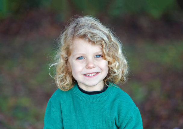 muotokuva onnellinen pieni lapsi pitkät vaaleat hiukset ulkona
 - Valokuva, kuva