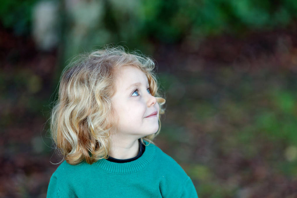 屋外の長いブロンドの髪を持つ幸せな小さな子の肖像画 - 写真・画像