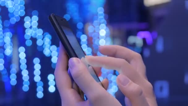 Mladá žena pomocí smartphone na výstavě moderní technologie - Záběry, video