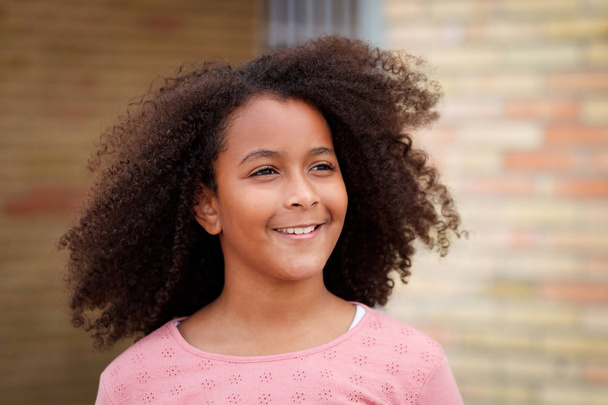 bonito menina afro-americana sorrindo na rua
 - Foto, Imagem