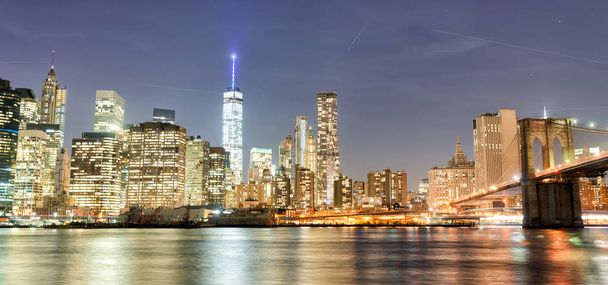 A Brooklyn-híd, New Yorkban, Manhattan látképének háttér. - Fotó, kép