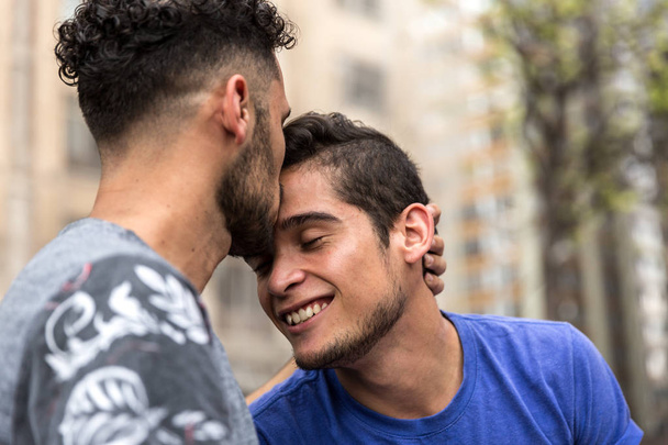 Pareja gay besándose - Escena romántica
 - Foto, Imagen