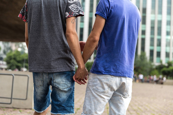 Schwules Paar geht - Händchen haltend - Foto, Bild