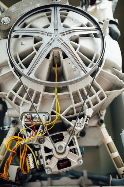 стиральная машина с открытым корпусом готова к эксплуатации
 - Фото, изображение