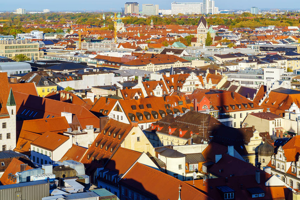 Vista aérea de los tejados rojos en la ciudad vieja, Munich, Alemania
 - Foto, imagen