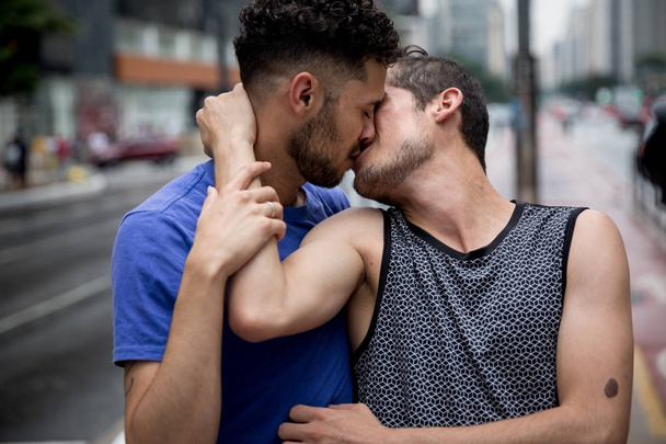 Para gejów Całowanie w Paulista Avenue, Sao Paulo, Brazylia - Zdjęcie, obraz