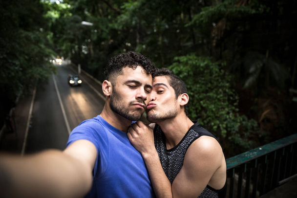 Eşcinsel çift öpüşme - romantik bir sahne - Fotoğraf, Görsel
