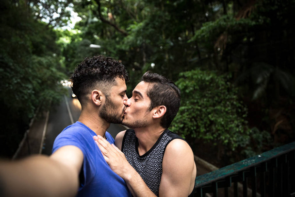 Eşcinsel çift bir Selfie alarak - Fotoğraf, Görsel