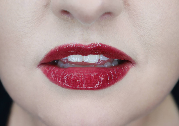 Κόκκινα χείλη της μια όμορφη γυναίκα με λευκά δόντια - Φωτογραφία, εικόνα