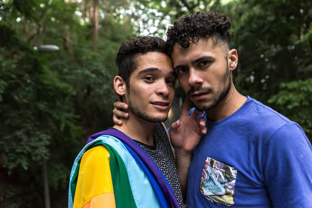 Gay pár s Selfie s Duhová vlajka v parku - Fotografie, Obrázek