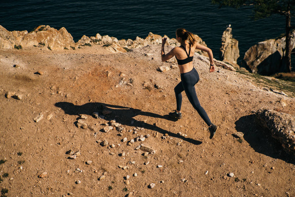 girl running along the shore - Φωτογραφία, εικόνα