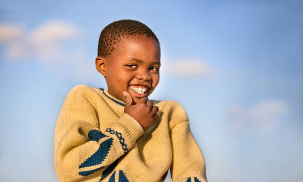 Afrykańskie dziecko uśmiechnięty  - Zdjęcie, obraz