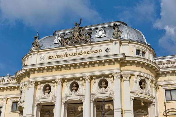 Національний театр фасаду в Старому місті Братислава, Словаччина. - Фото, зображення
