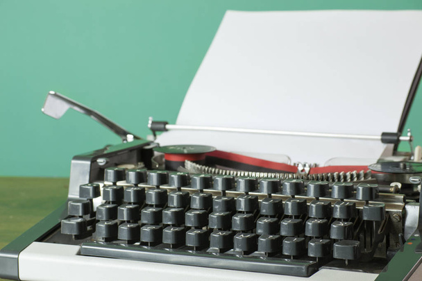 máquina de escribir con página en blanco - Foto, Imagen
