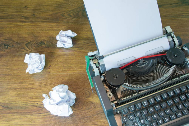 Papier froissé et machine à écrire
 - Photo, image