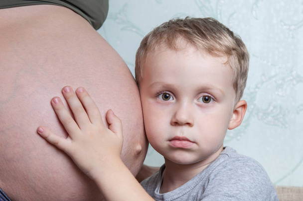 chłopiec i jego matką w ciąży - Zdjęcie, obraz