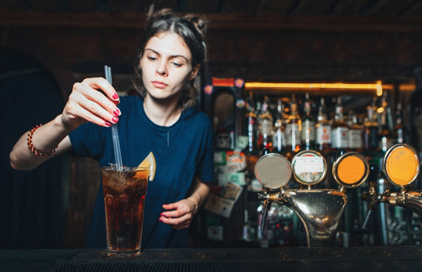 Kadın barmen gece kulübü barda kokteyl yapmak - Fotoğraf, Görsel