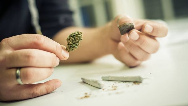 Mix of hashish and marijuana joint together - Фото, зображення