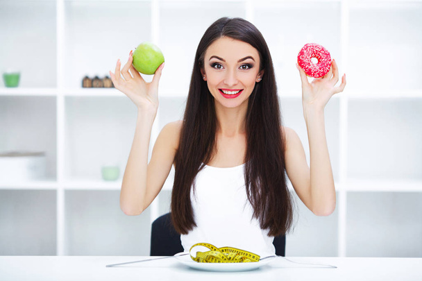 Dieet. Vrouw lichaamsgewicht op schaal bedrijf Donu gewicht meten - Foto, afbeelding
