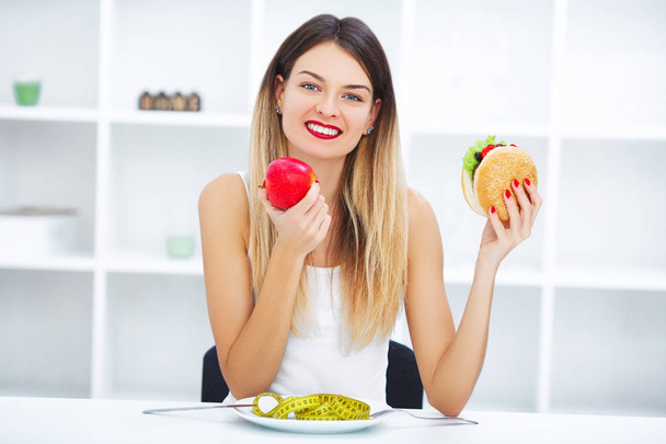 Concepto de dieta, hermosa mujer joven elegir entre saludable
  - Foto, imagen