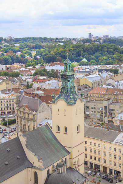Beautiful view of the Town Hall Tower, Adam Mickiewicz Square and the historical center of Lviv, Ukraine - Foto, Imagen