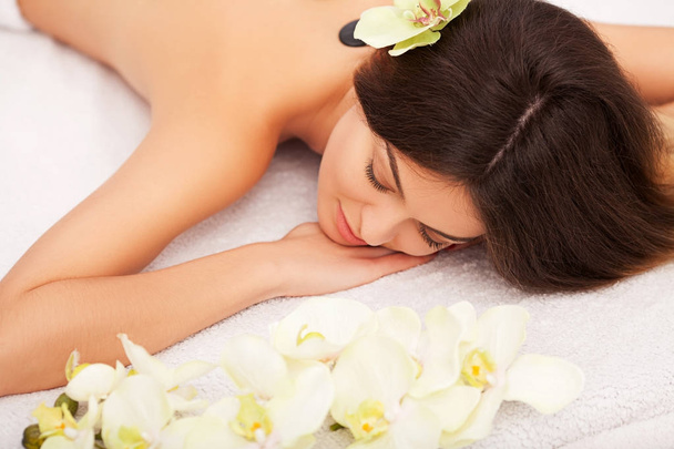 Masaż w spa. Piękna kobieta coraz Massag gorące kamienie Spa - Zdjęcie, obraz