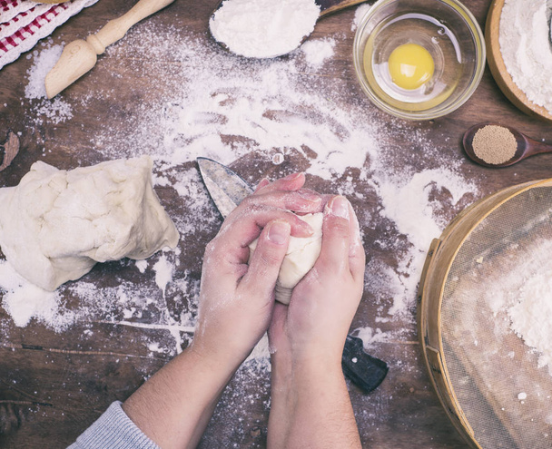 女性の手は白い小麦粉から酵母生地をミックスします。 - 写真・画像