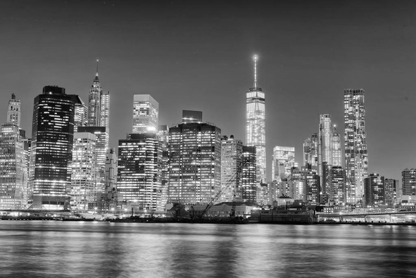 Siyah ve beyaz, ABD New York şehrinin gece manzarası. - Fotoğraf, Görsel
