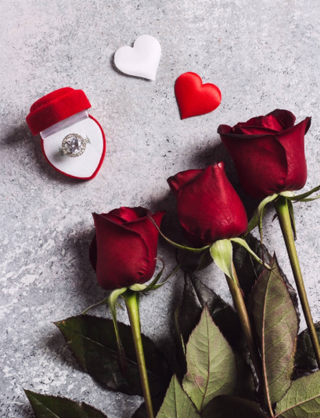 Ημέρα του Αγίου Βαλεντίνου με παντρευτείς γαμήλιο δαχτυλίδι αρραβώνων σε πλαίσιο με κόκκινο τριαντάφυλλο δώρο - Φωτογραφία, εικόνα