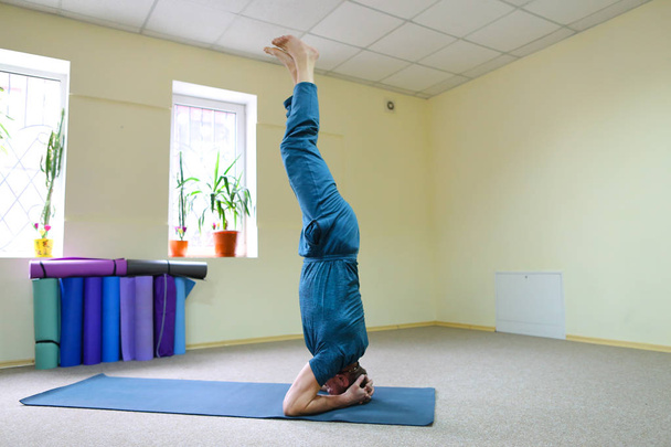 Belle jeune Américain effectue asanas de yoga
. - Photo, image