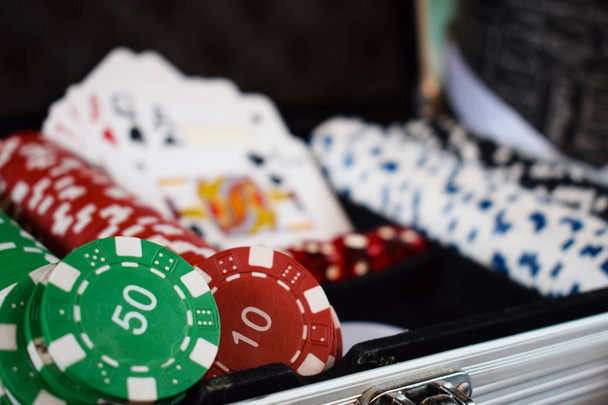 волнение игры, казино, покер, фишки, карты
 - Фото, изображение